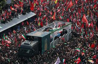 Los funerales por Alí Jameneí prosiguen en Irán con rezo fúnebre y masiva procesión en Qom
