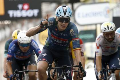 Merlier logra la foto del triplete en Chalon-sur-Saône, Pogacar sigue de amarillo