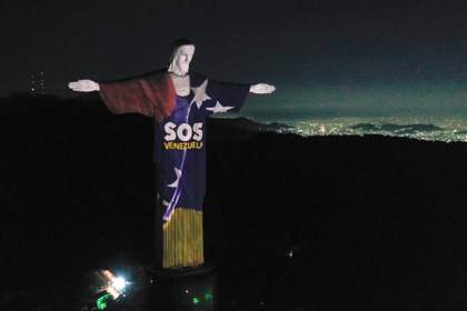 El Cristo de Río de Janeiro rinde homenaje a las víctimas de los terremotos en Venezuela