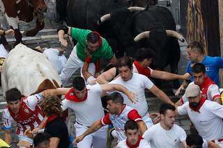 Emocionante y veloz tercer encierro de los Sanfermines, con un herido por asta de toro