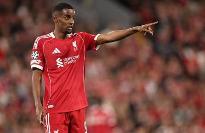 El delantero del Liverpool Alexander Isak, el fichaje más caro de la Premier, vuelve a entrenarse con el grupo tres meses después
