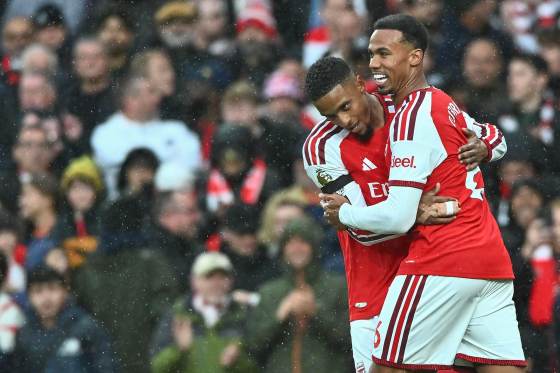 2-0. El Arsenal gana con goles de sus centrales