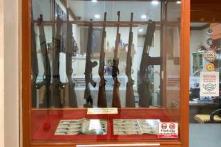 Licencias accesibles, armerías y mercado negro: el fácil acceso a las armas en Tailandia