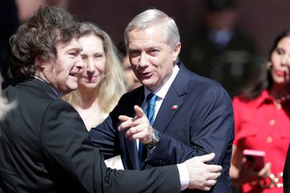 El presidente de Chile y tres ministros visitan Argentina en su primer viaje de Estado