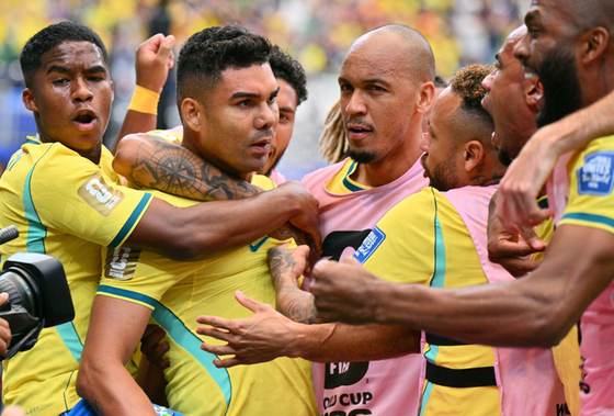 2-1. Casemiro y Martinelli dan la vida a Brasil