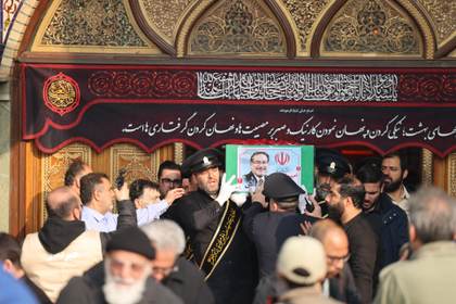 Irán entierra al almirante Shamjani con honores militares y llamamientos a la venganza