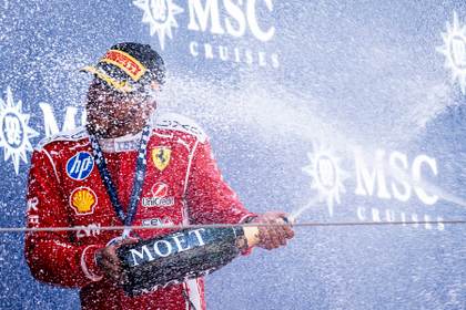 Hamilton sigue batiendo récords a los 41 años y gana por séptima vez en Montmeló
