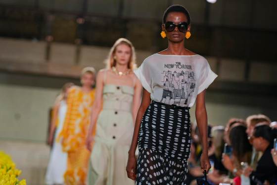 La marca Carolina Herrera celebra 45 años de moda fiel a sus señas de identidad