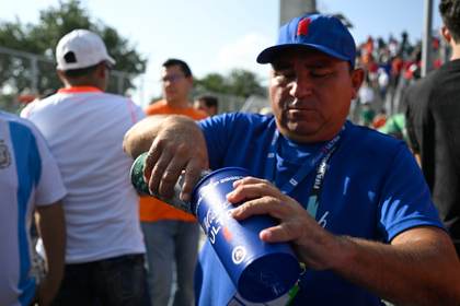 Reparto de cerveza gratis en Monterrey para Países Bajos contra Marruecos desata polémica