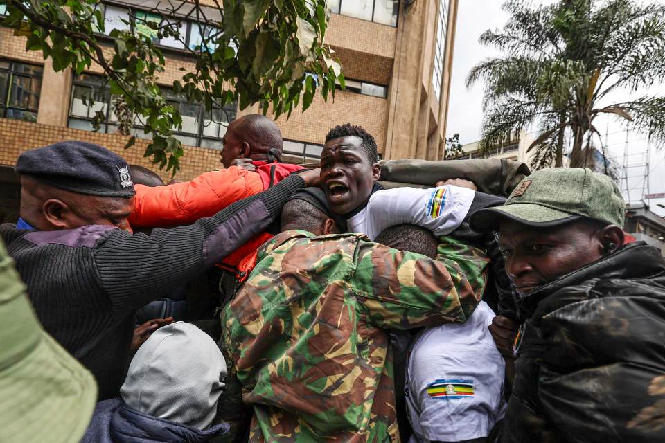 Cuatro detenidos en Kenia tras pedir la libertad de líder opositor ante embajada de Uganda