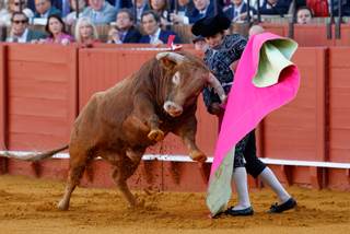 Morante corta dos orejas en su reencuentro con la Maestranza