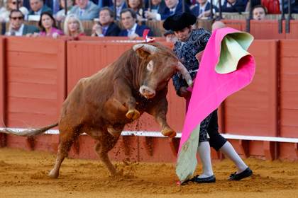 Morante corta dos orejas en su reencuentro con la Maestranza