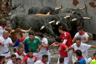 Encierro noble y limpio de los toros de Miura en los sanfermines