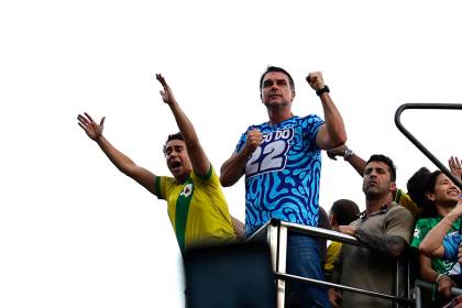 Flávio Bolsonaro emula a su padre y arrastra a miles en región clave para segunda vuelta