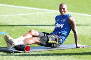 Ashley Young, ganador de Premier y Liga Europa con el United, se retira a los 40 años