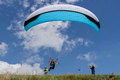 El desafiante primer vuelo en parapente de mujeres invidentes sobre los Andes de Ecuador