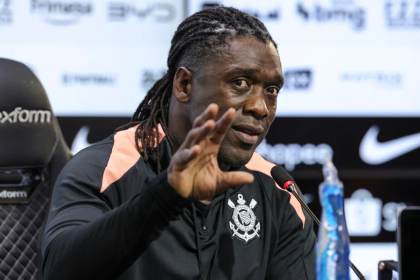 Seedorf derrocha optimismo en su llegada al Corinthians: "Un león herido es muy peligroso"