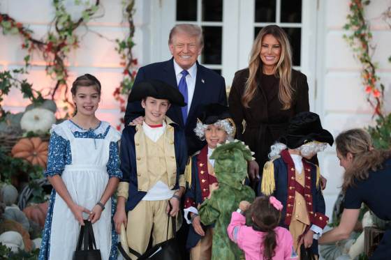 Donald y Melania Trump celebran Halloween en una Casa Blanca engalanada con calabazas