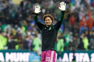 Dibujos animados de Ochoa como protector del novato Mora conmueven a hinchas mexicanos