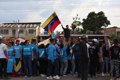 Miles reciben la caravana encabezada por Machado tras su esperado regreso a Venezuela