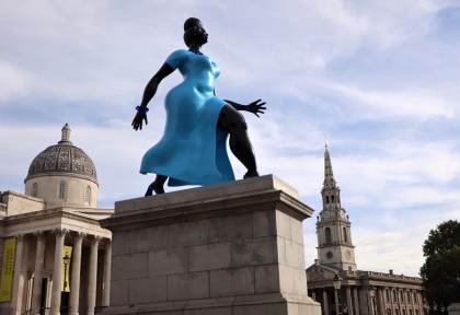 Una escultura de la neoyorquina Tschabalala Self adorna desde hoy la Plaza de Trafalgar