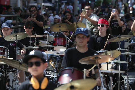 Más de cien bateristas rinden homenaje al rock y hacen retumbar Asunción