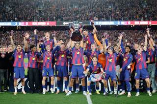 El uruguayo Ronald Araujo levanta el título de Liga ante el júbilo del barcelonismo