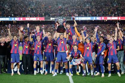 El uruguayo Ronald Araujo levanta el título de Liga ante el júbilo del barcelonismo