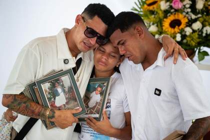 "No es nada fácil", un venezolano despide a su madre, su esposa, dos hijas y su sobrino