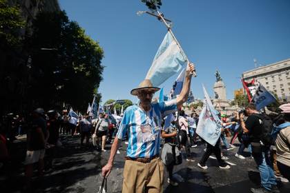 Manifestantes abandonan protesta contra reforma laboral argentina por temor a represalias