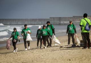 Activistas de México y EEUU refuerzan monitoreo de contaminación en playas de la frontera