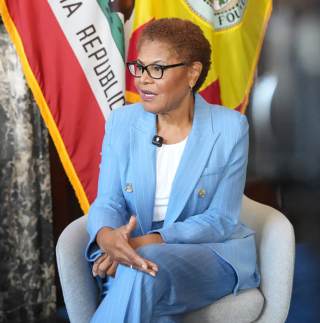 Karen Bass busca la reelección en Los Ángeles con la promesa de hacer frente a Trump