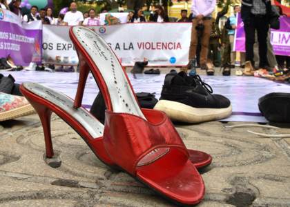 Activistas tienden "alfombra" de zapatos para recordar a víctimas de violencia en Bolivia