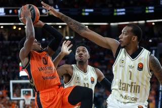 El Valencia busca, a la tercera, un triunfo sobre el Barça que le mantenga arriba