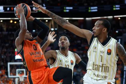 El Valencia busca, a la tercera, un triunfo sobre el Barça que le mantenga arriba