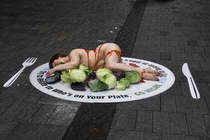 PETA presenta en Sídney a modelo "servida" en un plato para cuestionar el consumo cárnico