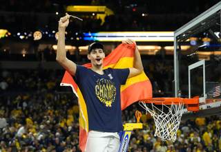 Aday Mara: Es un gran honor llevar bandera del país a lo más alto del baloncesto universitario