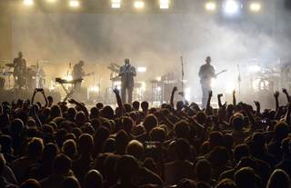 Massive Attack y Tom Waits lanzan un ataque a Trump con 'Boots on the Ground'