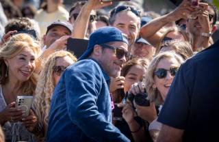 Brad Pitt desata la locura en San Sebastián con media hora de saludos y fotos con sus fans
