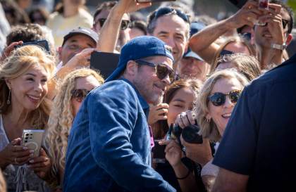 Brad Pitt desata la locura en San Sebastián con media hora de saludos y fotos con sus fans