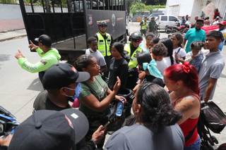 Tensión y protestas en La Guaira entre los desalojados por el terremoto de Venezuela