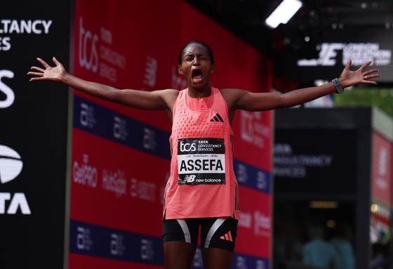 La etíope Assefa gana la prueba femenina con nuevo récord mundial