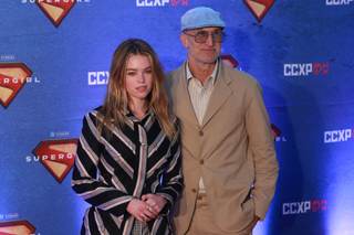 Milly Alcock deslumbra en México tras presentar a la nueva heroína ‘Supergirl’