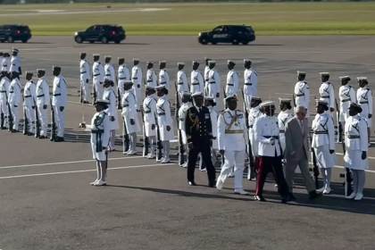 Carlos III vuelve como rey a Bahamas, donde presenció su independencia en 1973