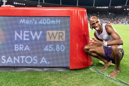 Alison Dos Santos bate el récord del mundo de los 400 metros vallas con 45.80