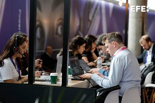 Los 'teléfonos tontos' irrumpen en el MWC como la antítesis de los 'smartphones'