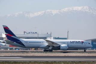 La aerolínea Latam recorta su previsión de ganancias en 2026, por el alza de los combustibles