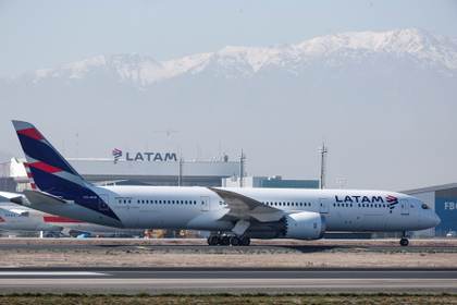 La aerolínea Latam recorta su previsión de ganancias en 2026, por el alza de los combustibles