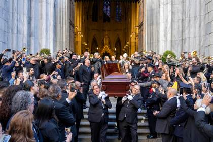 Centenares de personas despiden en Nueva York a Willie Colón entre aplausos y salsa