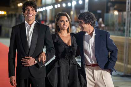 Los Javis, Penélope Cruz y los actores de 'La bola negra', aclamados en la alfombra roja